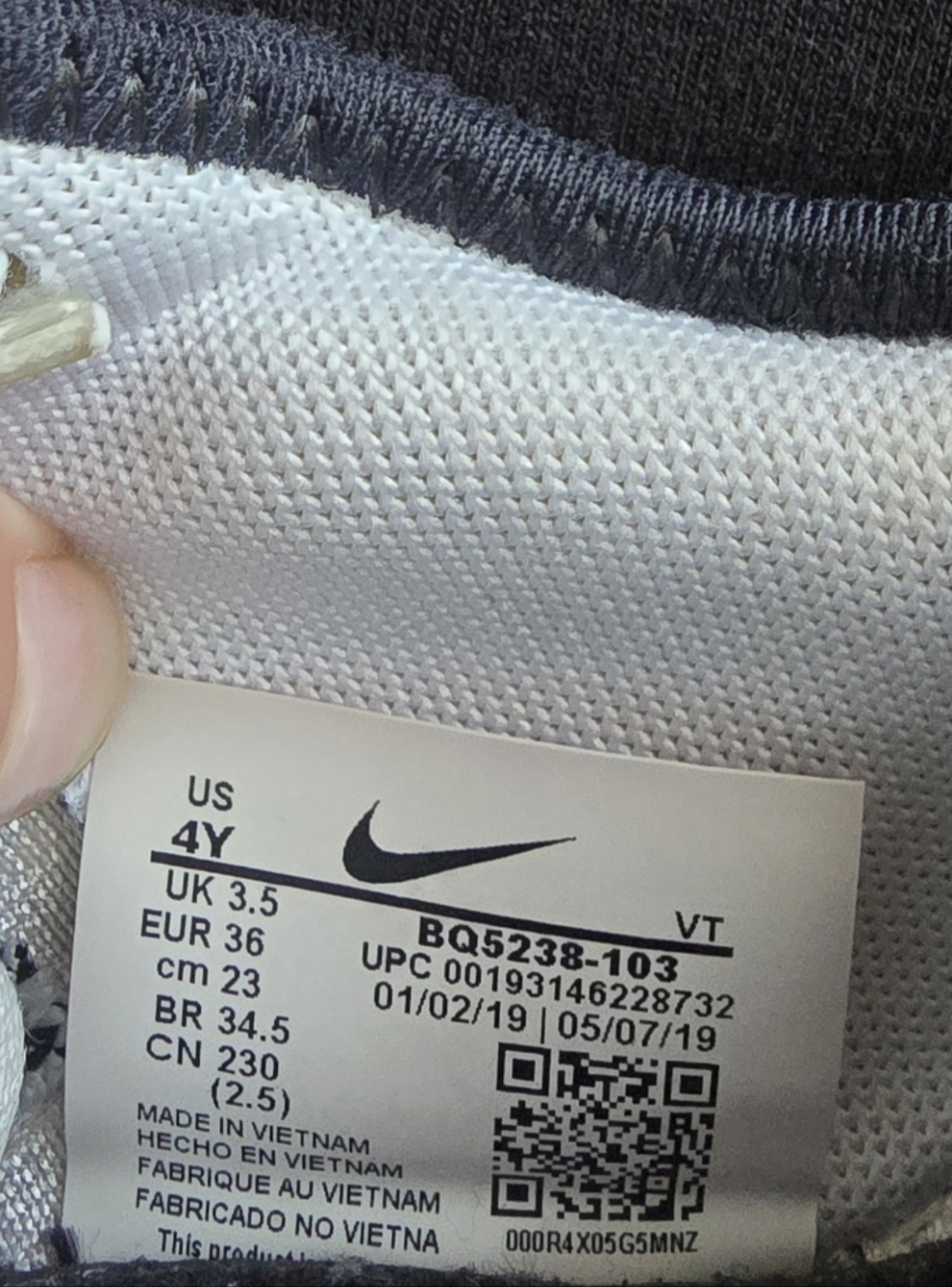 Nike Air VaporMax Flyknit 3 GS Black White Size 4Y - Picture 6 of 7